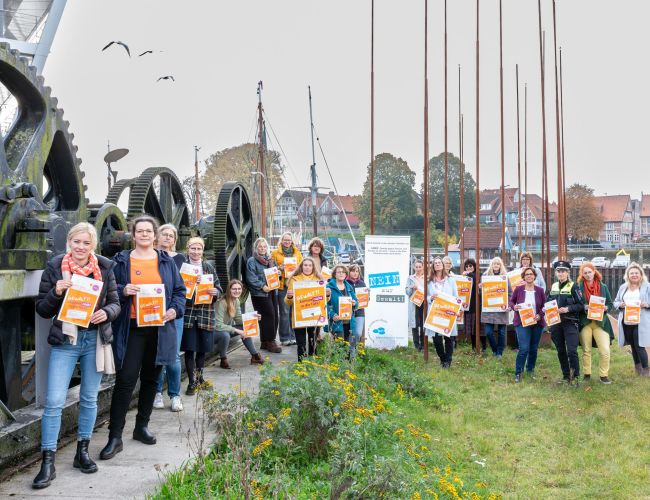 „Gewalt?!... kommt nicht in die Tüte!“ – so lautet der eindrückliche Slogan der Papiertütenaktion, die von einem starken Netzwerk aus Gleichstellungsbeauftragten, Beratungsstellen, Vereinen und Institutionen im Landkreis Stade unterstützt wird. Foto Landkreis Stade/Christian C. Schmidt