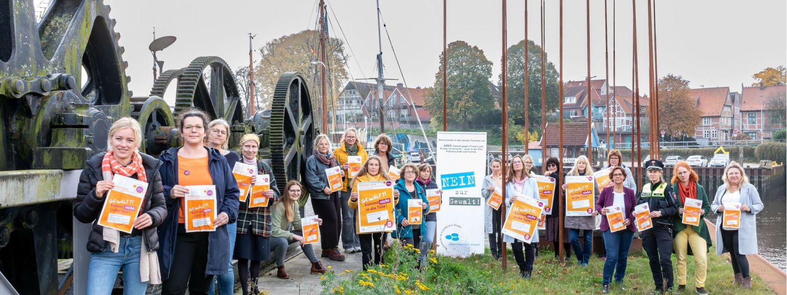 „Gewalt?!... kommt nicht in die Tüte!“ – so lautet der eindrückliche Slogan der Papiertütenaktion, die von einem starken Netzwerk aus Gleichstellungsbeauftragten, Beratungsstellen, Vereinen und Institutionen im Landkreis Stade unterstützt wird. Foto Landkreis Stade/Christian C. Schmidt